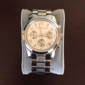 🎉🎉FLASH SALE 🎉🎉Silver Michael Kors Watch